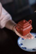 《鳴遠四方》宜興紫砂壺工藝美術(shù)師手工大紅袍鳴遠四方