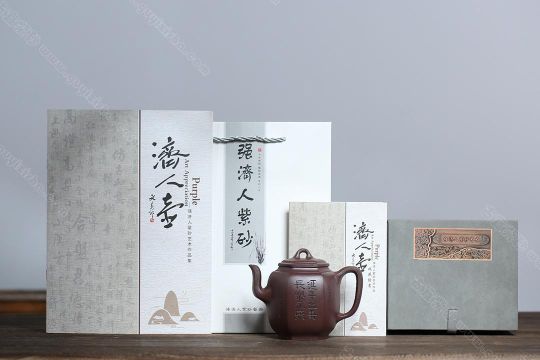 泉眼無聲惜細流，樹蔭照水愛晴柔。