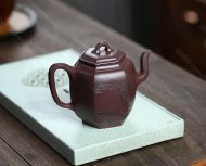 泉眼無聲惜細流，樹蔭照水愛晴柔。