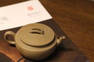 《大蘊漢瓦》宜興紫砂壺助理工藝美術師手工刻繪茶壺茶具頂級蟹殼青漢瓦