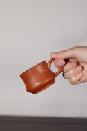《帶把朱泥竹節杯》