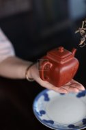 《鳴遠四方》宜興紫砂壺工藝美術(shù)師手工大紅袍鳴遠四方