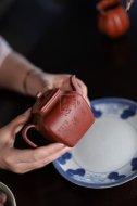 《鳴遠四方》宜興紫砂壺工藝美術(shù)師手工大紅袍鳴遠四方