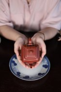 《鳴遠四方》宜興紫砂壺工藝美術(shù)師手工大紅袍鳴遠四方