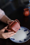 《鳴遠四方》宜興紫砂壺工藝美術(shù)師手工大紅袍鳴遠四方