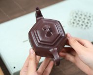 泉眼無聲惜細流，樹蔭照水愛晴柔。